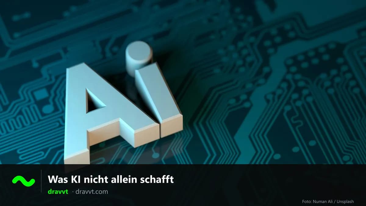 Die Buchstaben „AI“ in Relief auf einer Platine, mit dem Titel „Was KI nicht allein schafft“ und dem dravvt-Logo