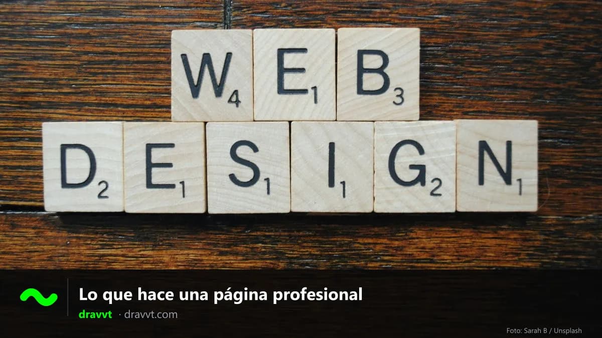 Fichas de madera que forman las palabras «WEB DESIGN», con el título «Lo que hace una página profesional» y el logo de dravvt