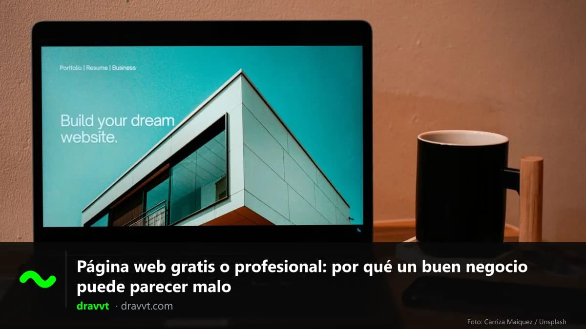 Un portátil con una página web en pantalla junto a una taza, con el título «Página web gratis o profesional: por qué un buen negocio puede parecer malo» y el logo de dravvt