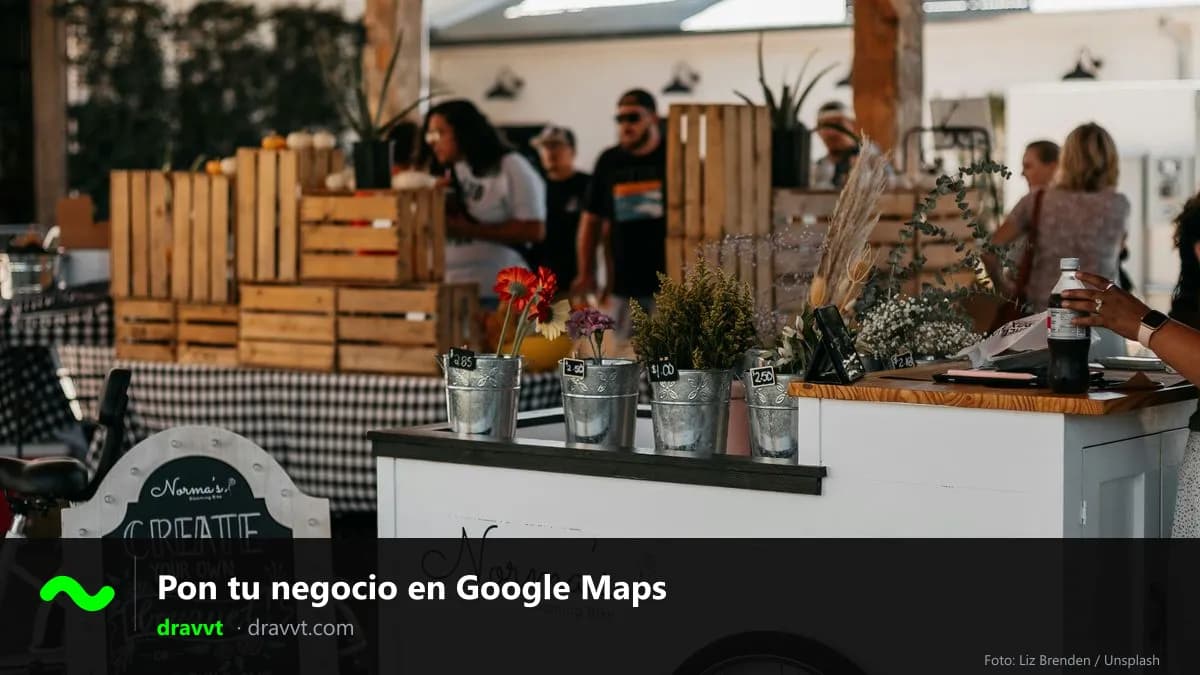 Un puesto de flores con su pizarra en un mercado al aire libre, con el título «Pon tu negocio en Google Maps» y el logo de dravvt