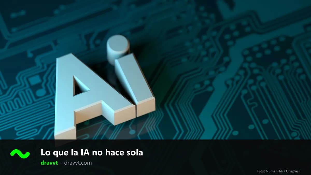 Las letras «AI» en relieve sobre un circuito electrónico, con el título «Lo que la IA no hace sola» y el logo de dravvt