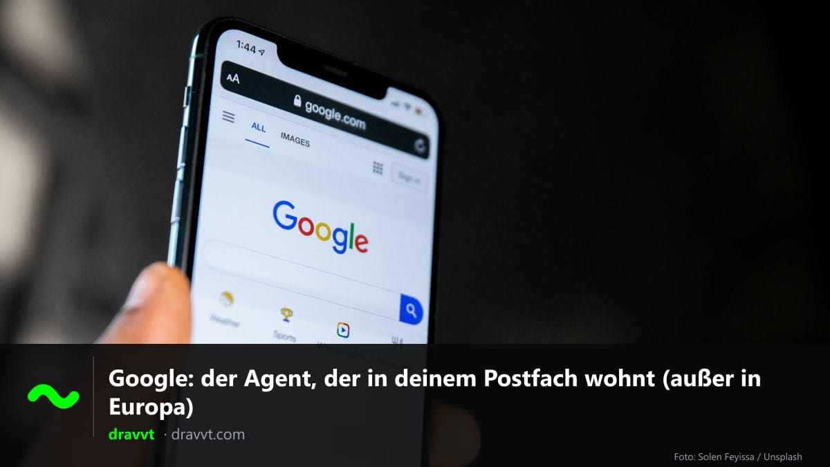 Hand hält ein Smartphone mit der Google-Startseite, mit dem Titel „Google: der Agent, der in deinem Postfach wohnt (außer in Europa)“ und dem dravvt-Logo