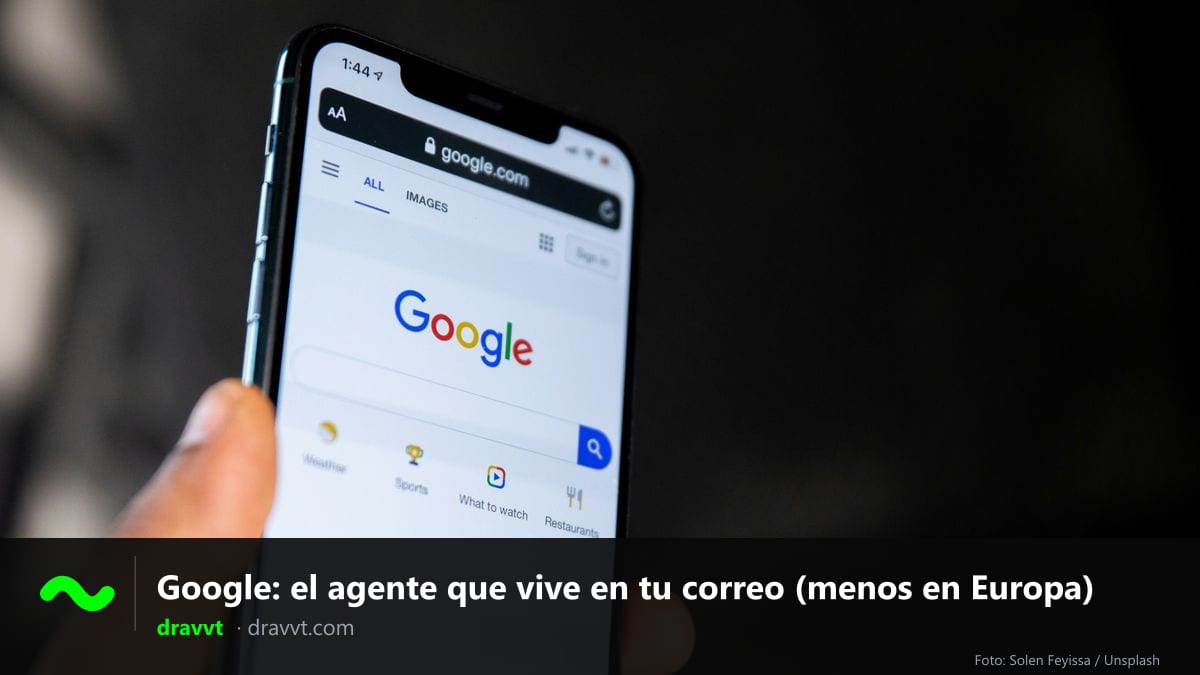 Mano sosteniendo un móvil con la página de inicio de Google, con el título «Google: el agente que vive en tu correo (menos en Europa)» y el logo de dravvt