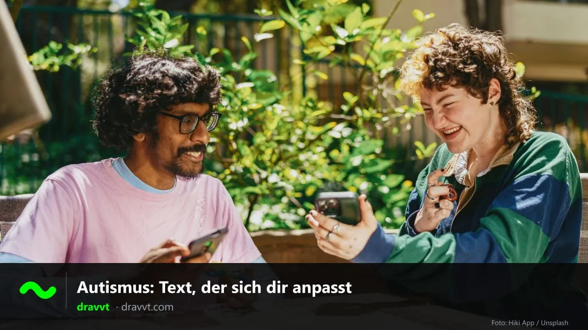 Zwei lächelnde Menschen an einem Tisch im Freien mit ihren Handys, mit dem Titel „Autismus: Text, der sich dir anpasst“ und dem dravvt-Logo