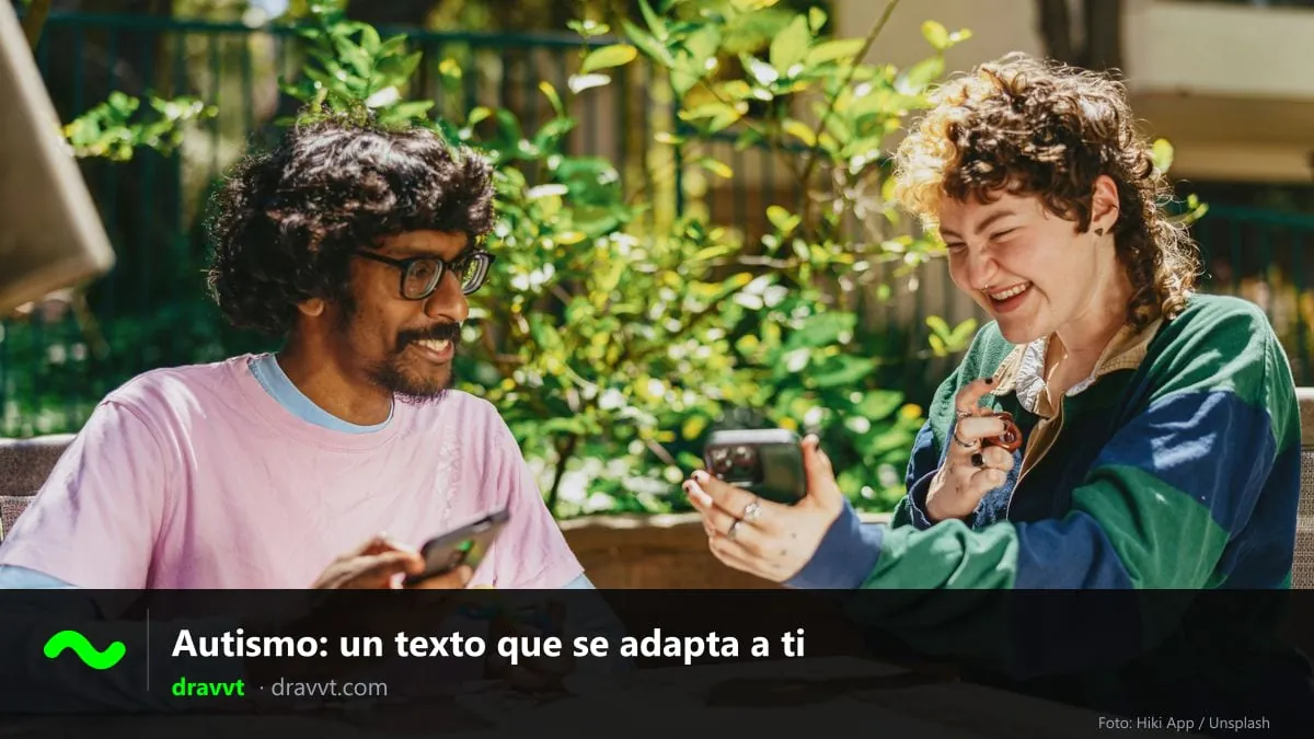 Dos personas sonrientes en una mesa al aire libre con sus móviles, con el título «Autismo: un texto que se adapta a ti» y el logo de dravvt